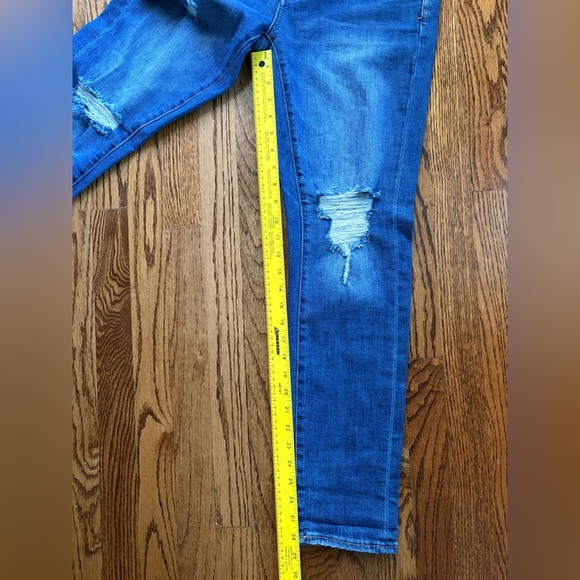 Pilcro Slim Boyfriend Crop Distressed Mid-Rise Med Wash Jeans
Size 27 - Picture 10 of 13